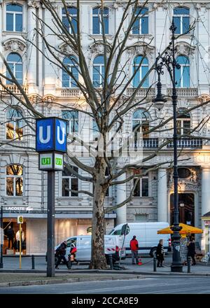 Panneau bleu U-bahn à Ku'damm, Berlin. Panneau de métro pour la gare U1 Banque D'Images