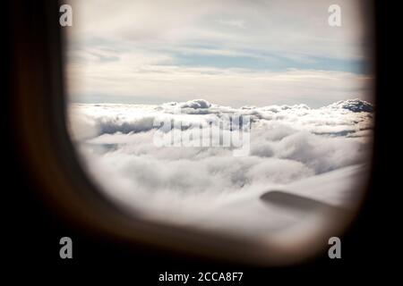 Vue de la fenêtre après le départ de l'aéroport d'Iqaluit, dans le nord du Canada, avec formation de glace sur les ailes, pendant le vol en ferry avec le Socata TBM 900, du sud de la France à la Californie, sur la légendaire route de l'Atlantique Nord. Banque D'Images