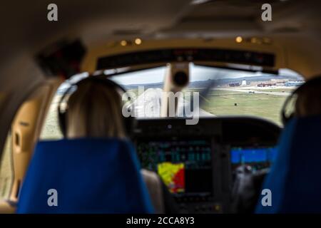 Margrit Budert Walz, pilote de ferry, débarque à Rapid dans le sud de Dakoter pour passer la nuit pendant le vol en ferry avec le Socata TBM 900 du sud de la France à la Californie sur la légendaire route de l'Atlantique Nord. Banque D'Images