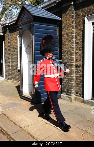 Londres, Royaume-Uni, 14 avril 2012 : la garde de Coldstream marchant près de sa boîte de sentry dans le Mall devant Clarence House qui est une destination de voyage populaire à Banque D'Images
