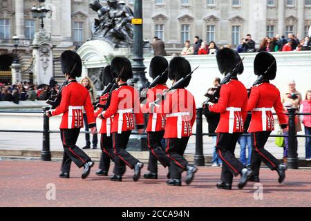 Londres, Royaume-Uni, 14 avril 2012 : les Coldstream Guards marchent pour changer la garde au palais de Buckingham qui est une destination touristique populaire attir Banque D'Images