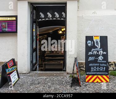 Panneau indiquant les horaires d'ouverture et les instructions Corona pour la pandémie sur la chaussée A l'extérieur de Hundt Hammer Stein Réservez à Alte Schönhauser Strasse,Mitte,Berlin Banque D'Images