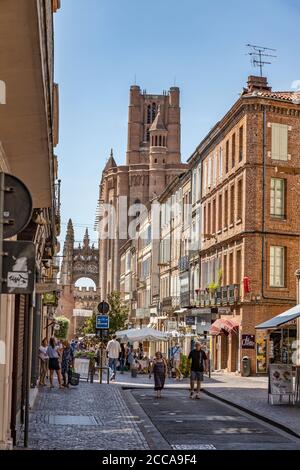 Vieille rue de la ville française Albi avec la célèbre cathédrale . 08. 14. 2020 France Banque D'Images