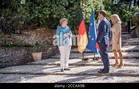 Bormes les Mimosas, France. 20 août 2020. Le président français Emmanuel Macron (au centre) et son épouse Brigitte (à droite) accueillent la chancelière allemande Angela Merkel dans la résidence d'été de fort de Brégançon. Credit: Michael Kappeller/dpa/Alay Live News Banque D'Images