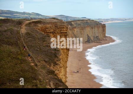 Deux coureurs près de Burton Freshwater Bay le long du South West Coast Path, sur la côte jurassique, Dorset, Angleterre, Royaume-Uni Banque D'Images