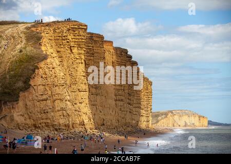 La plage et les falaises de West Bay Dorset, durant l'été 2020 Banque D'Images