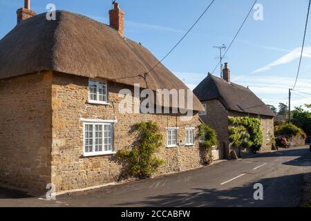 Maisons traditionnelles de chaume dans le beau village de Burton Bradstock, Dorset, Angleterre. Banque D'Images