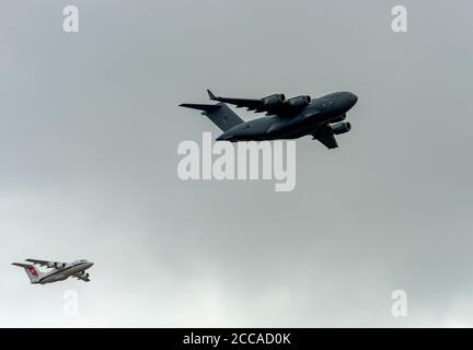 Boeing C-17A Globemaster III flypast célébrant 100 ans de la RAF Banque D'Images