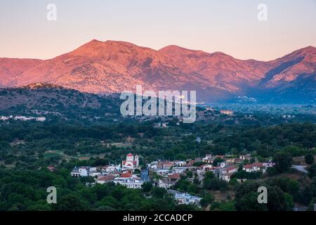 Village de Mesa Lasithi, lever du soleil sur le plateau de Lasithi, Crète, Grèce Banque D'Images