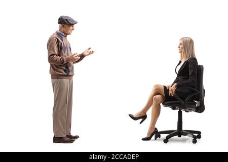 Vue en coupe d'un homme âgé qui parle une femme d'affaires assise dans une chaise de bureau isolée sur blanc arrière-plan Banque D'Images