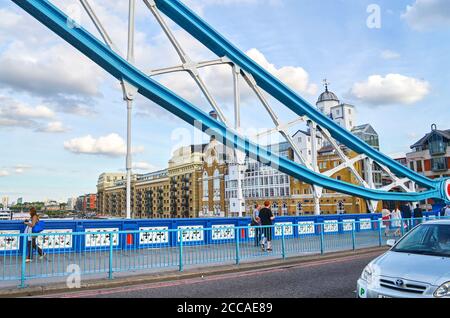 Londres, Grande-Bretagne - 01 août 2015 : vue sur une scène typique avec des piétons sur la passerelle du Tower Bridge. Banque D'Images