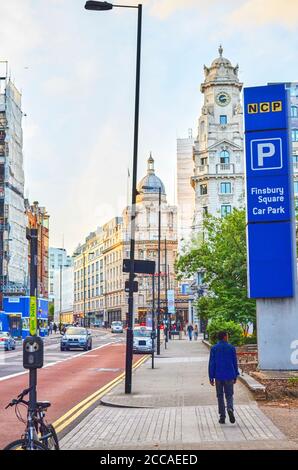 Londres, Grande-Bretagne - 01 août 2015 : vue d'une scène typique avec des voitures et des piétons à Londres. Banque D'Images