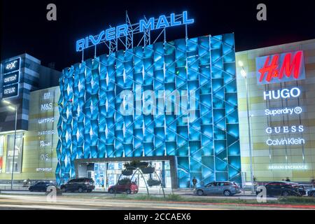 Kiev, Ukraine - 08 août 2020: Centre commercial sur le remblai du fleuve Dniepr. La photo a été prise tard dans la soirée sur fond de lanternes lumineuses et d'un ciel sombre. Éditorial. Banque D'Images