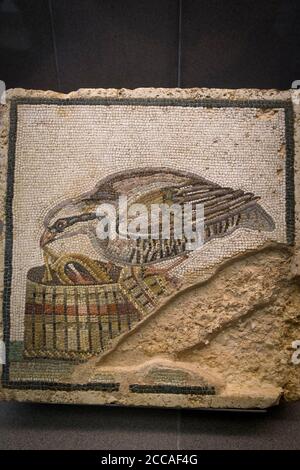 Une mosaïque de plancher romain du 1er siècle de la Colombie-Britannique montre une perdrix cueillant des bijoux d'un panier. Musée Archéologique de Catalogne. Empúries. Catalogne. Espagne. Banque D'Images