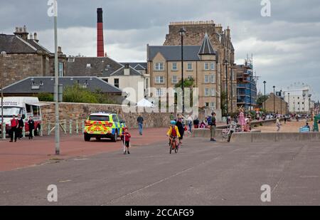 Portobello, Édimbourg, cyclisme, Écosse, Royaume-Uni. 20 août 2020. Bonne brise pour voler un cerf-volant, température 20 degrés avec le soleil brumeux encourageant les familles et les couples à sortir et profiter du temps sec. Selon les statistiques publiées aujourd'hui (jeudi 20 août) par Cycling Scotland, juillet a connu une augmentation de 44 % du cyclisme par rapport au même mois l'an dernier. Banque D'Images