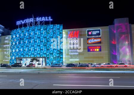 Kiev, Ukraine - 08 août 2020: Centre commercial sur le remblai du fleuve Dniepr. La photo a été prise tard dans la soirée sur fond de lanternes lumineuses et d'un ciel sombre. Éditorial. Banque D'Images