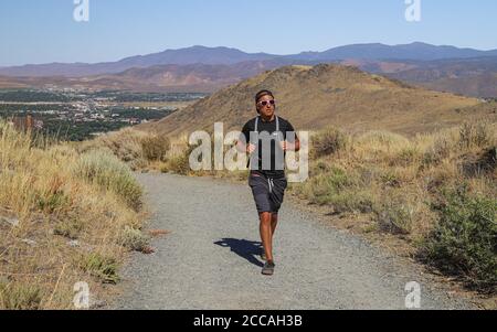 CARSON CITY, NEVADA, ÉTATS-UNIS - 13 août 2020 : un randonneur masculin en solo monte sur les sentiers dans les montagnes près de Carson City. Banque D'Images