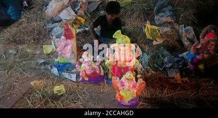 DISTRICT KATNI, INDE - 7 AOÛT 2019 : vendeur de rue non identifié vendant la statue de dieu Ganesha pour le festival de Ganesha dans la rue pour le festival de Mahara Banque D'Images