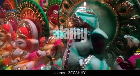 DISTRICT KATNI, INDE - 7 AOÛT 2019:DISTRICT KATNI, INDE - 7 AOÛT 2019: De nombreux idoles de Lord Ganesha gardés dans un magasin avant le festival de Ganesh Chaturthi Banque D'Images