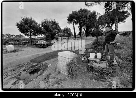 Lavage d'une voiture. La voie Appienne - via Appia) est l'une des routes romaines les plus anciennes et stratégiquement les plus importantes de la république antique. Il relia Rome à Brindisi, dans le sud-est de l'Italie. Son importance est indiquée par son nom commun, enregistré par Statius: La route est nommée d'après Appius Claudius Caecus, le censeur romain qui a commencé et achevé la première section comme une route militaire vers le sud en 312 av. J.-C.[4] pendant les guerres de Samnite. Banque D'Images