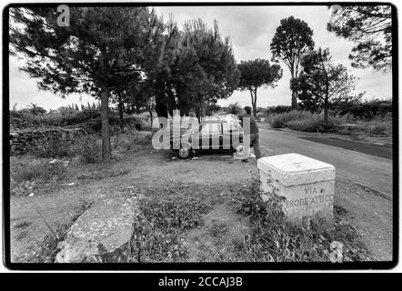 Lavage d'une voiture. La voie Appienne - via Appia) est l'une des routes romaines les plus anciennes et stratégiquement les plus importantes de la république antique. Il relia Rome à Brindisi, dans le sud-est de l'Italie. Son importance est indiquée par son nom commun, enregistré par Statius: La route est nommée d'après Appius Claudius Caecus, le censeur romain qui a commencé et achevé la première section comme une route militaire vers le sud en 312 av. J.-C.[4] pendant les guerres de Samnite. Banque D'Images