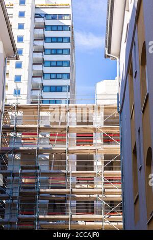 Construire une maison dans la ville. Travaux d'échafaudage. Expansion de la ville. Architecture en Allemagne. Ville en Hesse. Francfort-sur-le-main. Banque D'Images