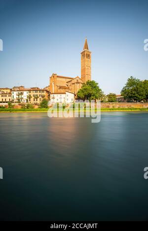 L'église gothique de Sant Anastasia en face de la rivière Adige dans la vieille ville de Vérone au soleil du matin, Vénétie, Italie Banque D'Images