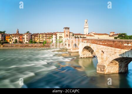 Le pont romain Ponte Pietra en pierre au-dessus de la rivière Adige avec le panorama de la vieille ville de Vérone au soleil du matin, Vénétie, Italie Banque D'Images