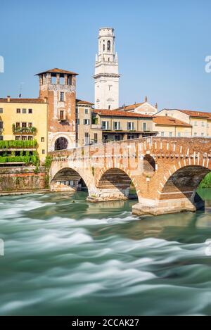 Le pont romain Ponte Pietra en pierre au-dessus de la rivière Adige avec le panorama de la vieille ville de Vérone au soleil du matin, Vénétie, Italie Banque D'Images