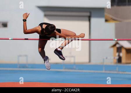 ISTANBUL, TURQUIE - 07 AOÛT 2020 : saut en hauteur d'athlète indéfini lors des compétitions de seuil olympique de la Fédération sportive turque Banque D'Images