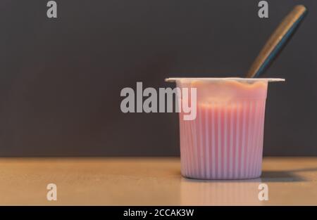 Yaourt à la fraise. Le yogourt est un ingrédient dérivé du lait largement consommé au Brésil, surtout pour le petit déjeuner. Sur le marché, nous pouvons les trouver dans d Banque D'Images