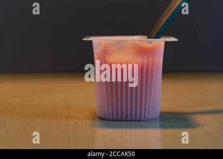 Yaourt à la fraise. Le yogourt est un ingrédient dérivé du lait largement consommé au Brésil, surtout pour le petit déjeuner. Sur le marché, nous pouvons les trouver dans d Banque D'Images