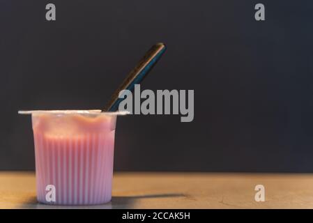 Yaourt à la fraise. Le yogourt est un ingrédient dérivé du lait largement consommé au Brésil, surtout pour le petit déjeuner. Sur le marché, nous pouvons les trouver dans d Banque D'Images