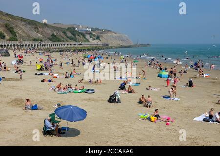 Gens Folkestone Beach Kent Angleterre Banque D'Images