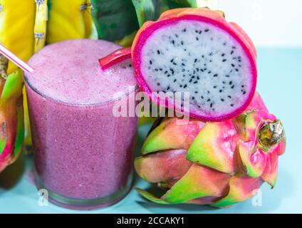 Jus de Pitaya (Hylocereus polyrhizus). Fruits roses et boiteux. Énergie et boisson exotique. Fruit du dragon. Jus de detoz à faible teneur en calories. Pitaia blanche (rose sur le Banque D'Images