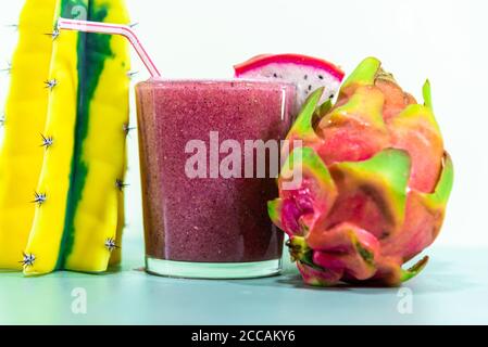 Jus de Pitaya (Hylocereus polyrhizus). Fruits roses et boiteux. Énergie et boisson exotique. Fruit du dragon. Jus de detoz à faible teneur en calories. Pitaia blanche (rose sur le Banque D'Images