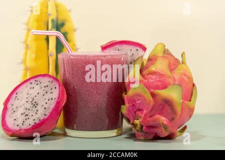 Jus de Pitaya (Hylocereus polyrhizus). Fruits roses et boiteux. Énergie et boisson exotique. Fruit du dragon. Jus de detoz à faible teneur en calories. Pitaia blanche (rose sur le Banque D'Images