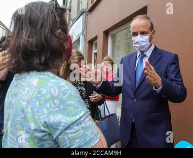 Un Taoiseach Micheal Martin discute avec les habitants de Bridge Street lorsqu'il visite les maisons et les entreprises endommagées par les inondations de Skibbereen le matin après qu'une inondation ait causé des dommages importants à un certain nombre de locaux dans la populaire ville touristique irlandaise. Banque D'Images