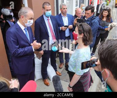 Un Taoiseach Micheal Martin discute avec les habitants de Bridge Street lorsqu'il visite les maisons et les entreprises endommagées par les inondations de Skibbereen le matin après qu'une inondation ait causé des dommages importants à un certain nombre de locaux dans la populaire ville touristique irlandaise. Banque D'Images