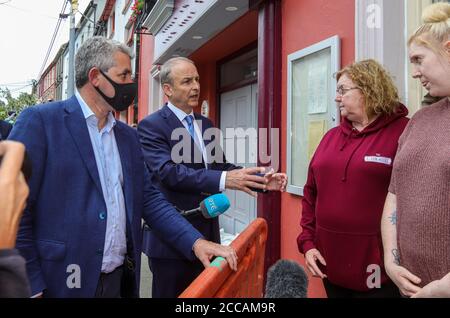 Un Taoiseach Micheal Martin parle avec les opérateurs de l'hôtel Eldon sur la rue Bridge, Skibbereen, qui a été gravement endommagé dans la tempête Ellen, lors d'une visite de la populaire ville touristique irlandaise de Skibbereen. Banque D'Images