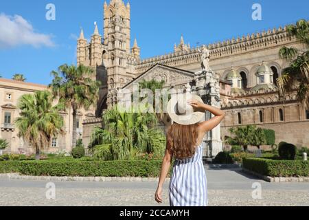 Belle fille visitant la cathédrale de Palerme en Sicile. Vacances d'été en Italie. Banque D'Images