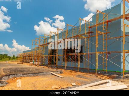 Plan horizontal d'échafaudage sur un nouveau projet de construction commerciale. Banque D'Images