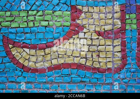 Fragment d'une mosaïque de smalt multicolore de la période soviétique. Banque D'Images