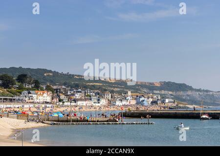 Vue de la Cobb de la plage et du front de mer à Lyme Regis, une station balnéaire populaire sur la côte jurassique à Dorset, au sud-ouest de l'Angleterre Banque D'Images