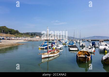 Voiliers et bateaux à moteur amarrés à la Cobb à Lyme Regis, une station balnéaire populaire sur la côte jurassique à Dorset, au sud-ouest de l'Angleterre Banque D'Images