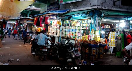 DISTRICT KATNI, INDE - 02 AOÛT 2019 : motos garées sur place du marché de style non organisé. Pas de zone de stationnement mauvaise gestion de la vue sur la ville. Banque D'Images