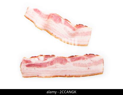 Tranches de bacon cru isolées sur fond blanc Banque D'Images