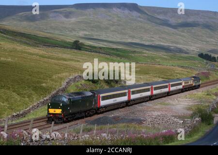 Train spécial North Pennine Staycation Express, installez-vous sur la ligne de chemin de fer Carlisle, le 20 août 2020, classe 37, loco D6817 avec Wild Boar en arrière-plan. Banque D'Images