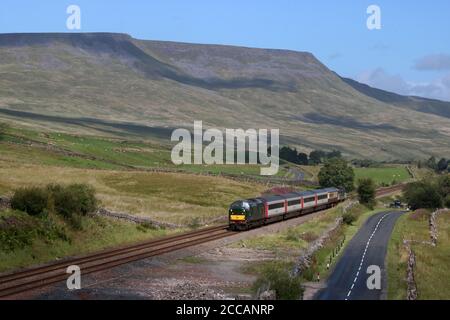 Train spécial North Pennine Staycation Express, installez-vous sur la ligne de chemin de fer Carlisle, le 20 août 2020, classe 37, loco D6817 avec Wild Boar en arrière-plan. Banque D'Images