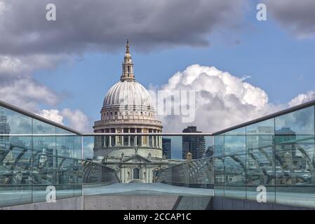 Cathédrale Saint-Paul célèbre dôme pris du pont du millénaire, Londres Banque D'Images